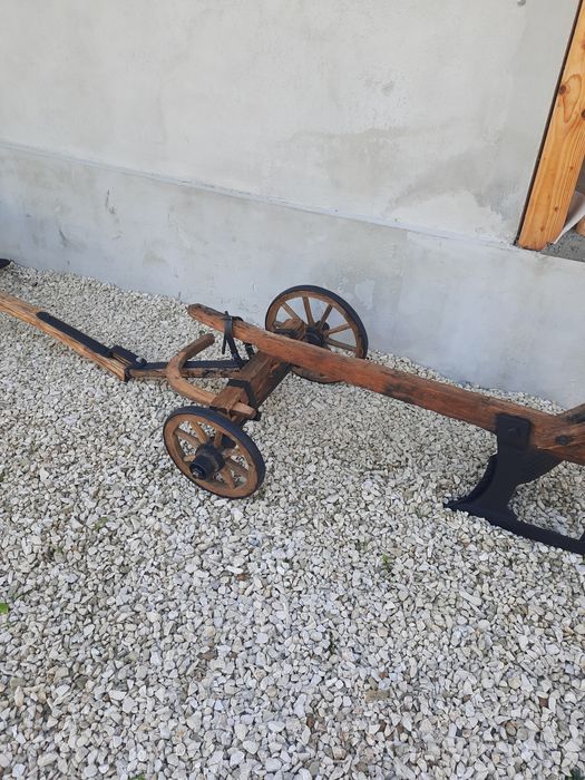 Plug vechi autentic cu jug si caruta