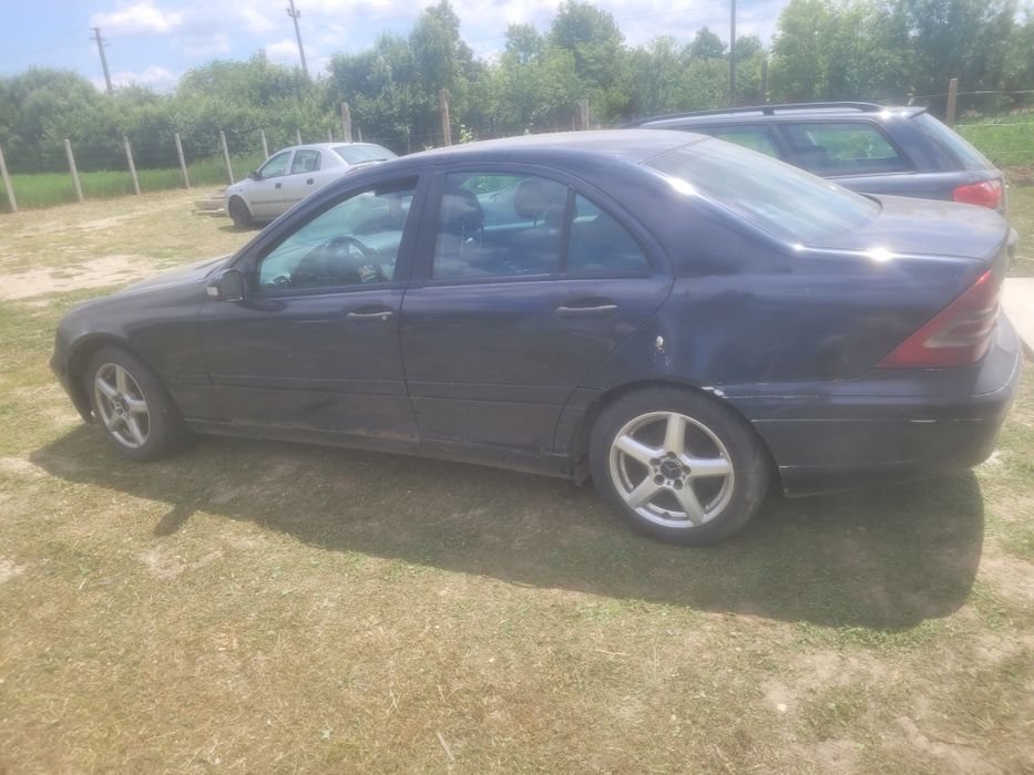 Vindem mercedes benz c200