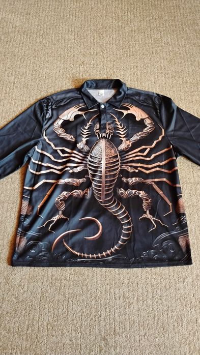 Tricou craniu și scorpion