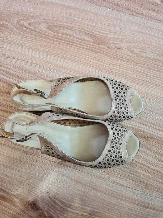 Златисти летни сандали