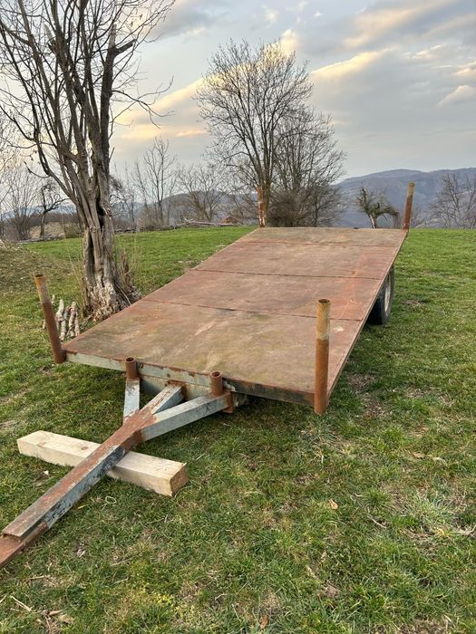 Vând remorca pentru transportat balotiii