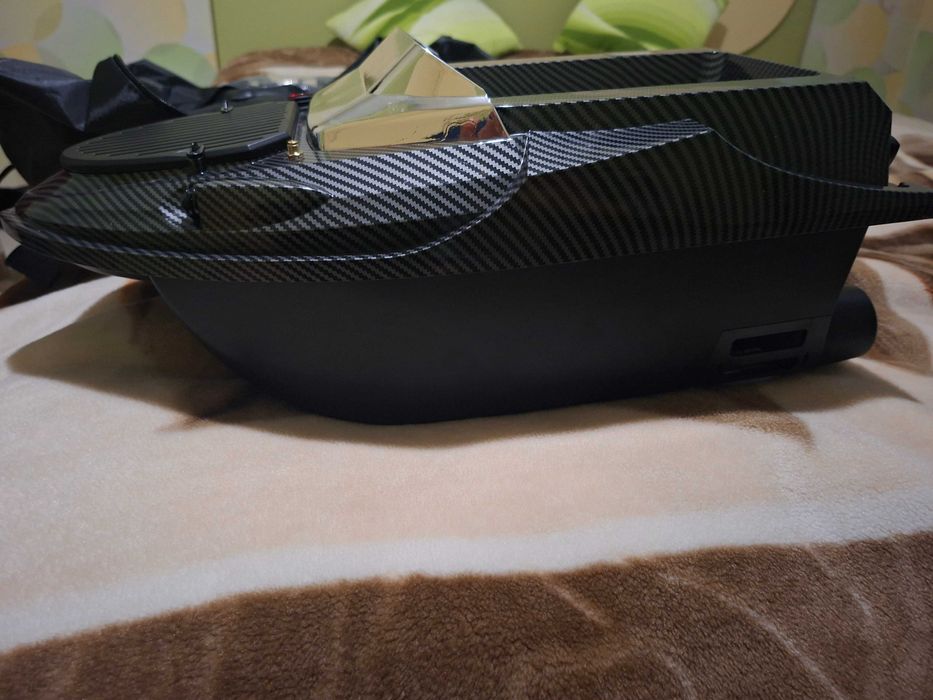 Лодка за захранка Flytec V080