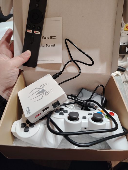 Game Box 8K Ultra HD Box Android TV + Ретро конзола с два джойстика 25