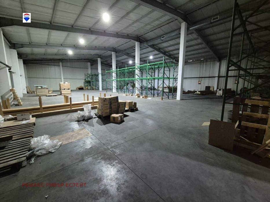 Дава се под наем Склад в Русе, Промишлена зона - Изток - 1607 кв.м за 4900 € - Снимка #1