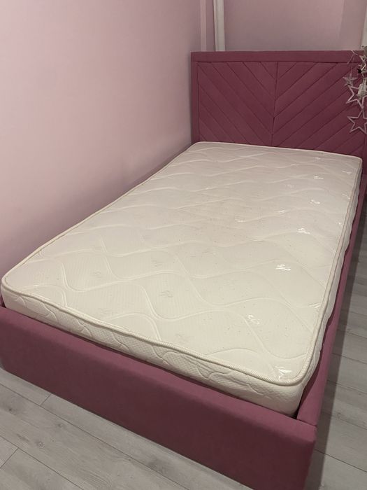 Кровать с матрасом