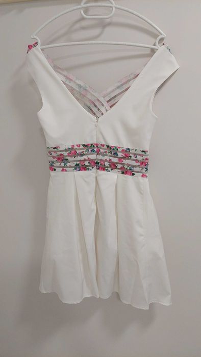 Бяла елегантна рокля с флорални мотиви