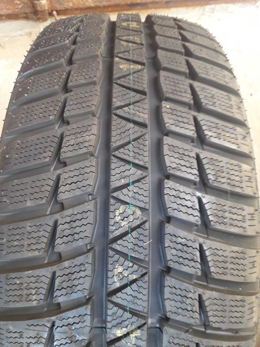 2 Нови зимни гуми R17 215/50 Falken HS449 EuroWinter 95V M+S ExtraLoad