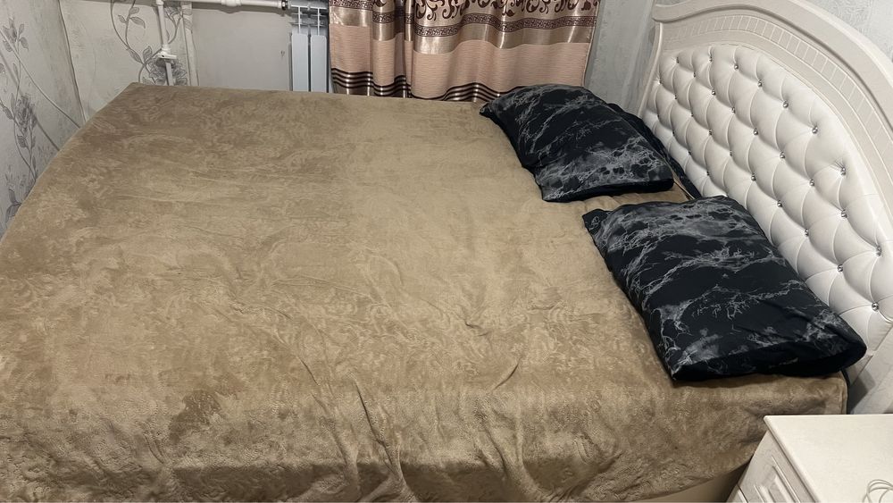 Продаю спальный гарнитур