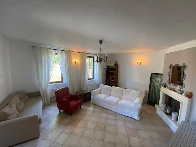 Casa autentică săsească, spatiu atelier de creatie cu vitrina