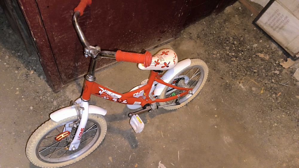 Bicicleta de culoare roșie