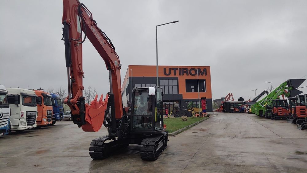 Hitachi ZX85, 2023, 2.314h, MASA OPERATIONALA 9,3tone, senile cauciuc pad, CUPLA RAPIDA HIDRAULICA si 3 cupe NOI, latime 2,2m, ad sapare 5m, inst picon pe brate, Aer cond, camera spate, posibil leasing 4 ani, CA NOU-PROMOTIE 63900 EUR+tva