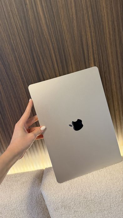 MacBook Air 15 Inchi, M2, 2023