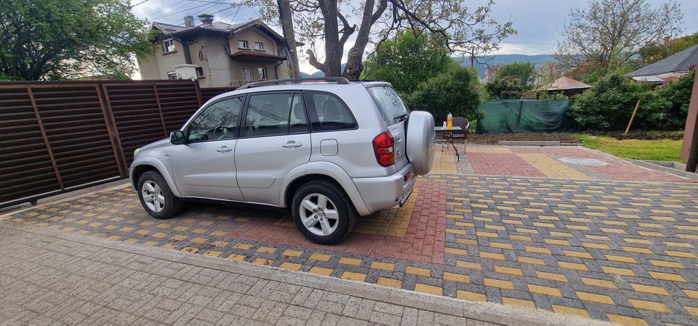 Продавам Toyota Rav 4