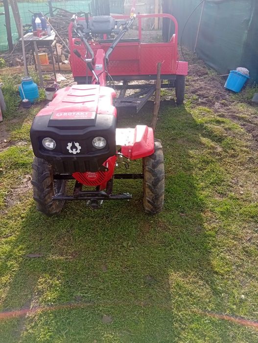 Vând motocultor cu remorca