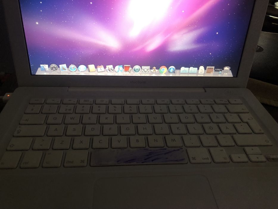 Vintage white polycarbonate apple macbook