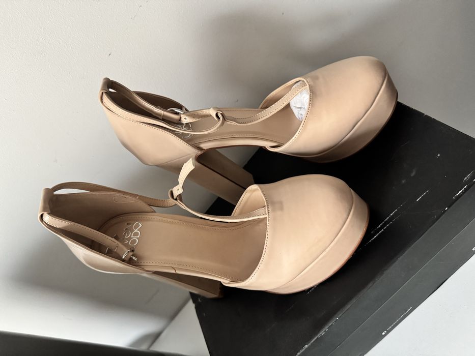 Vand sandale noi marimea 38