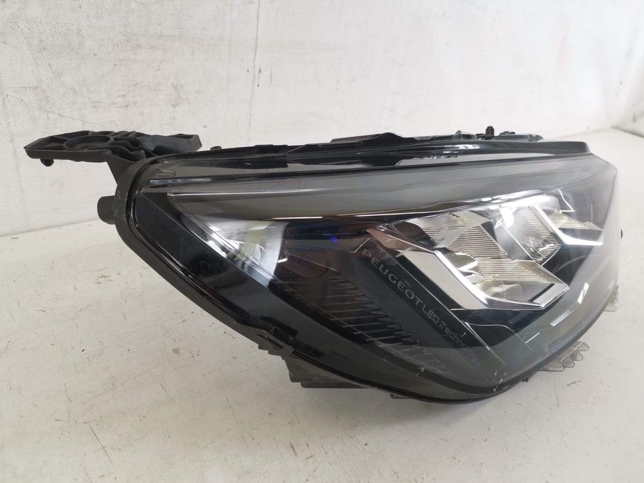 Десен фар / Far Dreapt Full Led Peugeot 208 2 Оригинален Десен фар за