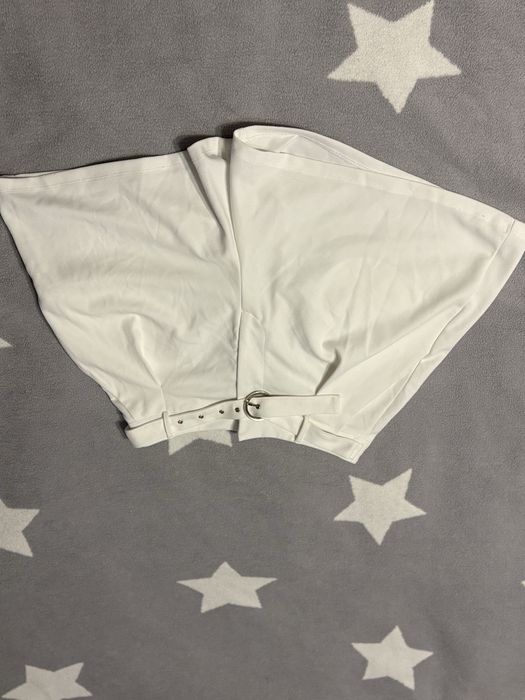 Бели къси панталони