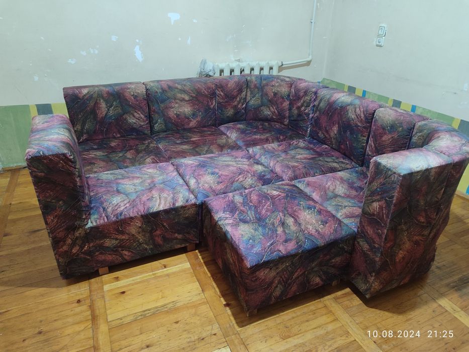 Продам диван трансформер на кроват на коесла и на угалок рассиские ДСП