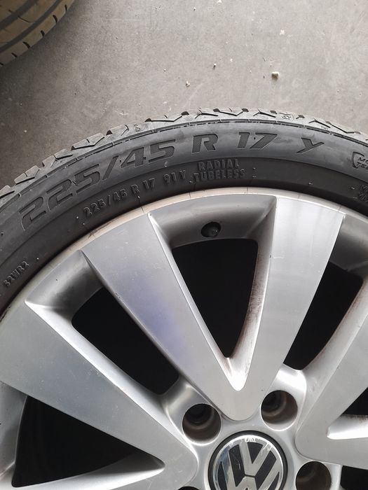 De vănzare un set de jante Aluminiu + Anvelope 225/45/R17 Dot / 202