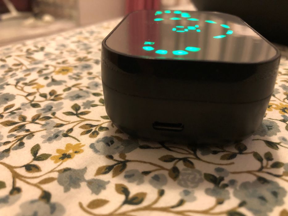 Un CADOU  ideal  -  Căști Wireless, Display Digital Oglindă, Microfon