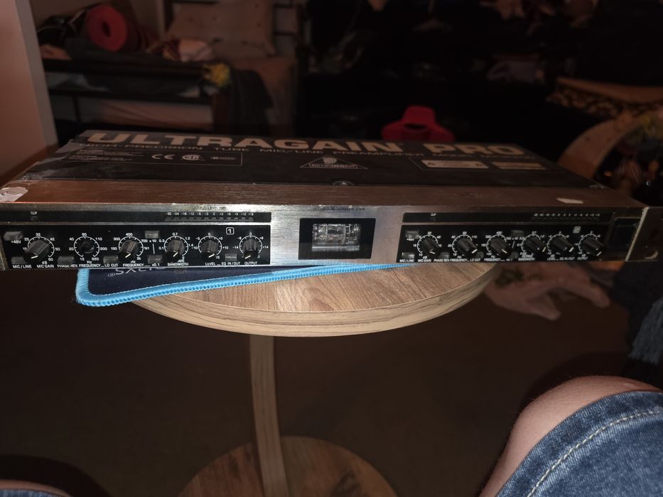 Preamplificator cu tub Behringer Ultragain Pro MIC2200