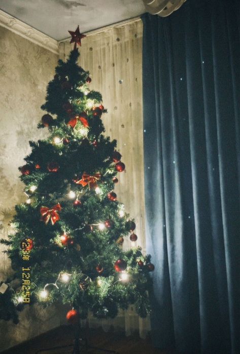 Продаю ёлку с игрушками!