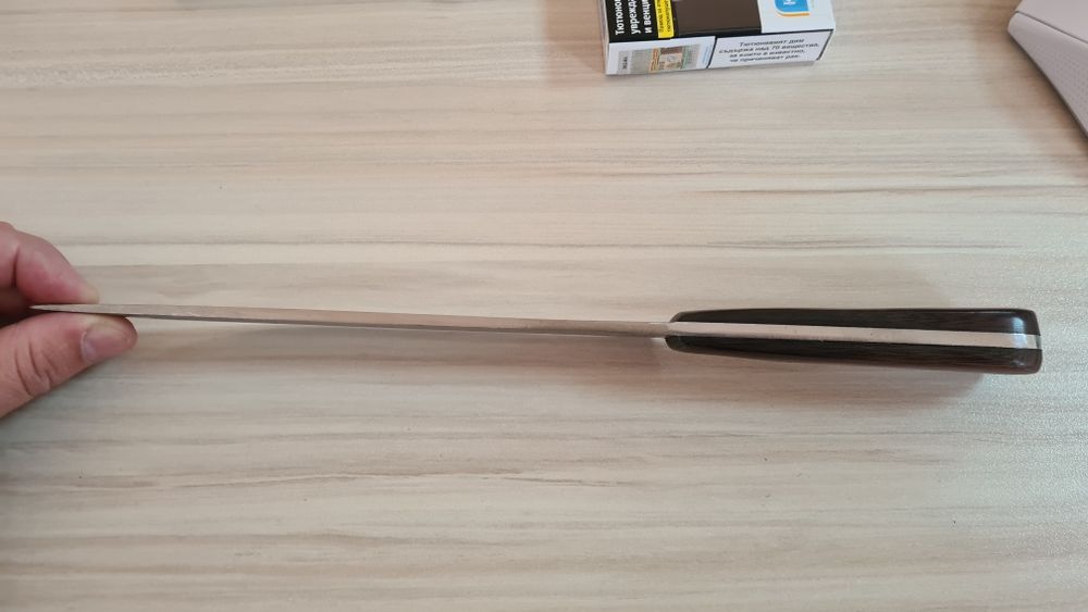 нож.                             .