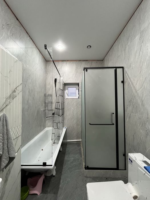 Душевые кабины ,перегородка из стекла для ванны