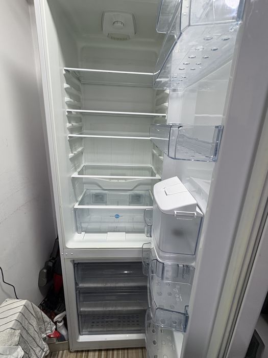 Combina frigorifica Beko, dispenser apa, inregistrate mesaje audio, A+