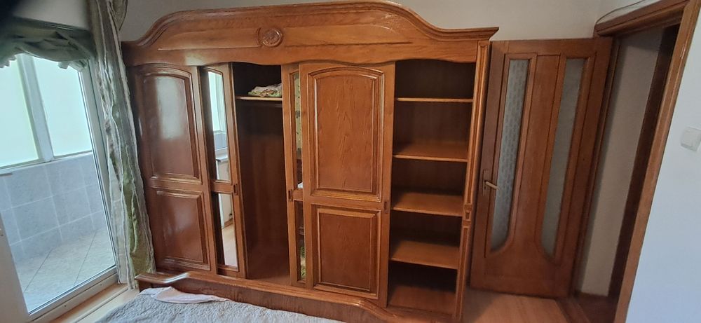 Mobilier lemn masiv in condiții foarte bune.