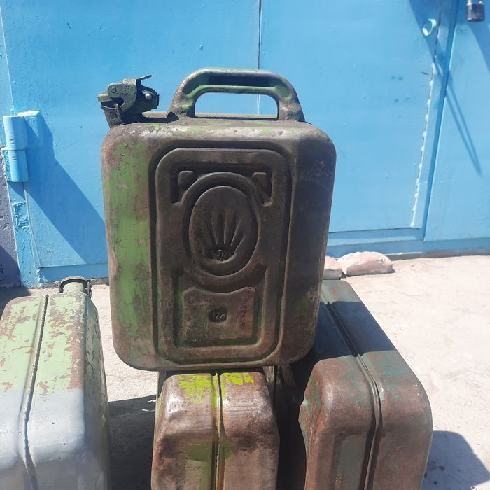 Продам канистры железные