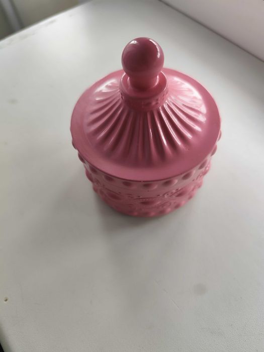 Шкатулка с серьгами и цепочкой