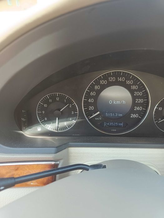 Proprietar, vând Mercedes-Benz E-Class