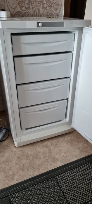 Продам Морозильник Indesit
