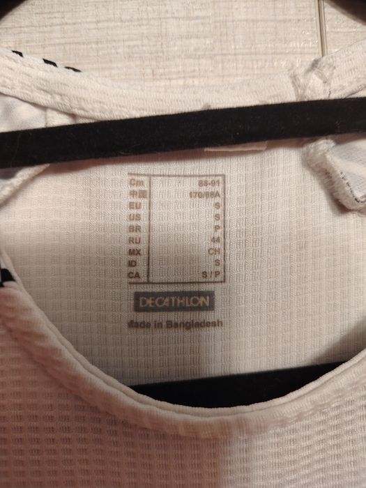 Tricou sport Kipsta – 15 RON/Tricou sport UNIHOC – 15 RON