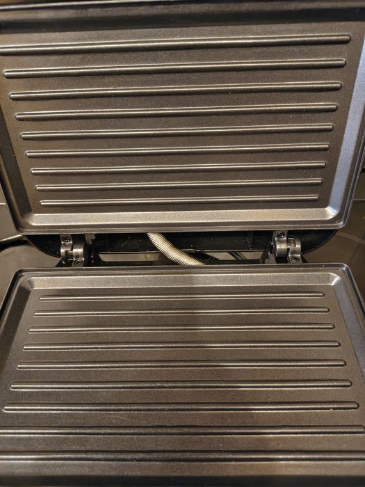 Продавам нов  уред за сандвичи  Black & Decker