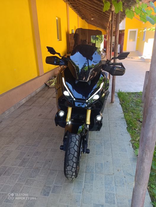 Honda Xadv 750 anul 2025 la 4700 km, in garanție, full echipată