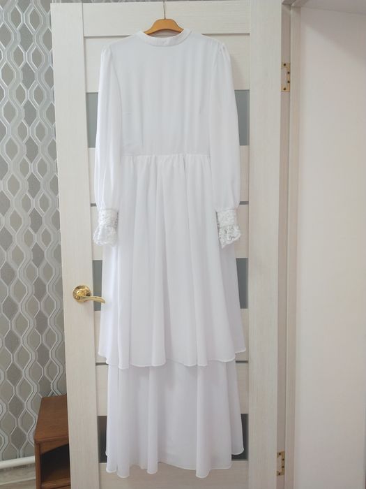 Тар юбка киген қыздардың жалаңаш бөкселері