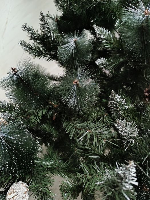 Новогодняя ёлка зелёная