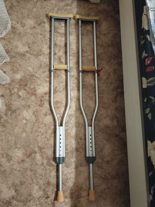 Продаются Костыли