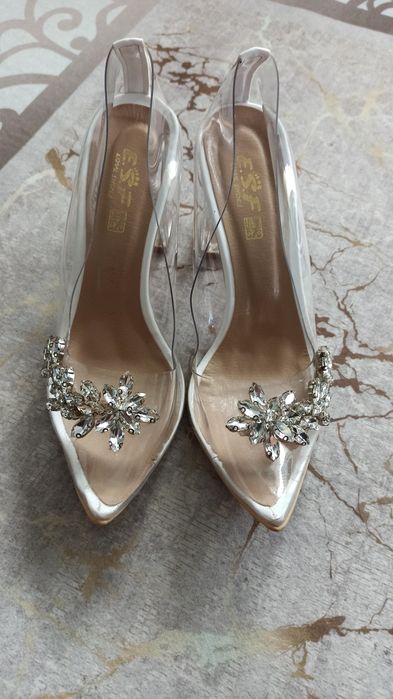 Дамски Официални обувки с камъни 40 номер, но отговарят на 39 н.