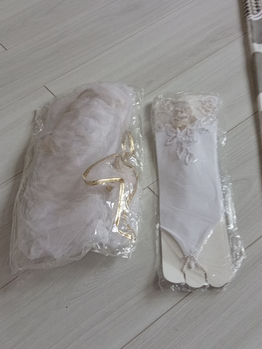 свадебное платье белые, очень красиво, размер 42-44