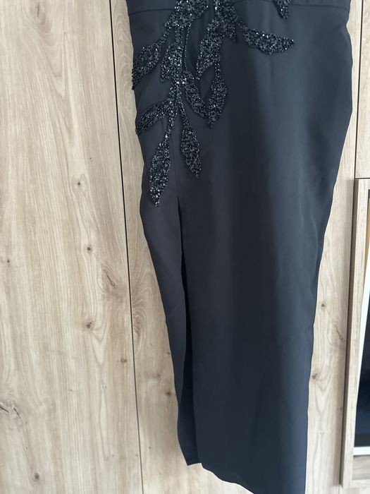 Rochie elegantă, midi, neagră cu pene si dantelă