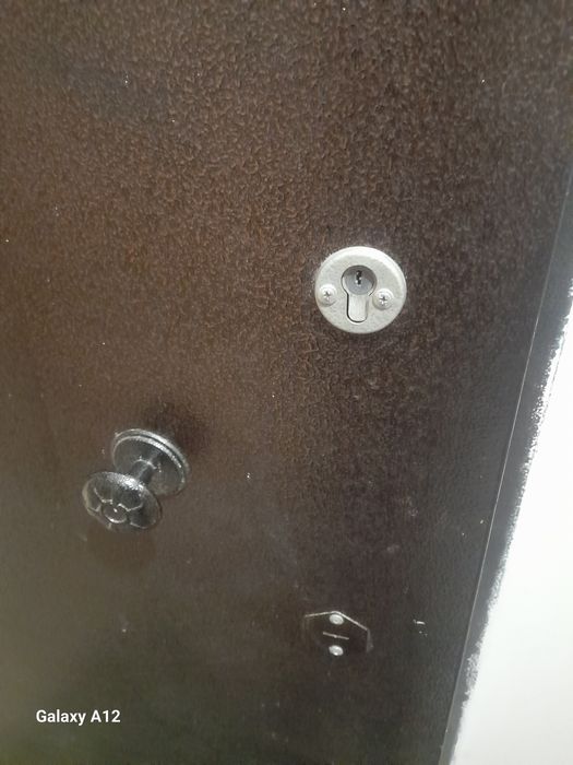 Железная дверь..