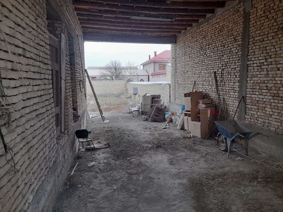 Qurilishi tugallanmagan hovli