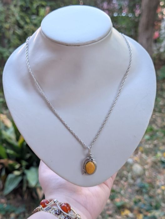 Vechi colier lant si pandantiv din argint de 925, Art Nouveau, model floral, pandantiv chihlimbar natural baltic galben, egg yolk, rar