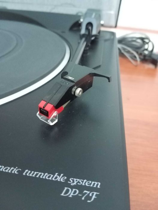 DENON винтажный проигрыватель виниловых дисков.