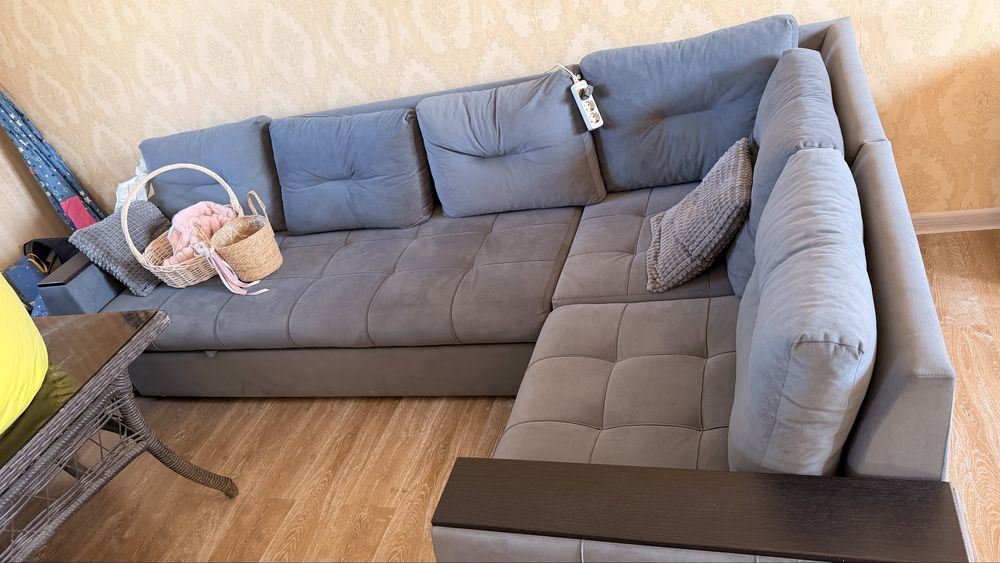 Продам угловой диван с подушками