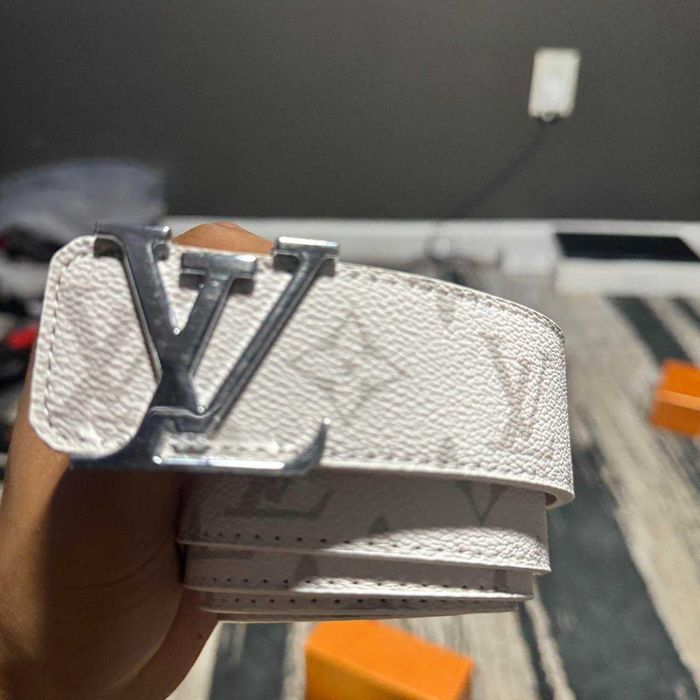 Curea Louis Vuitton Monogram LV Albă, din Piele Texturată